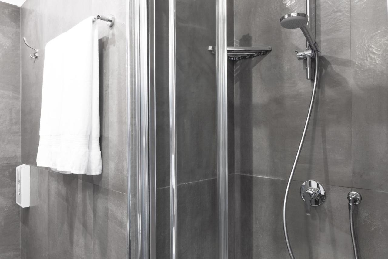 Toledostop Neapel Exteriör bild A shower with a shower door