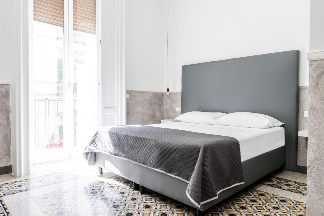 Toledostop Neapel Exteriör bild A bed