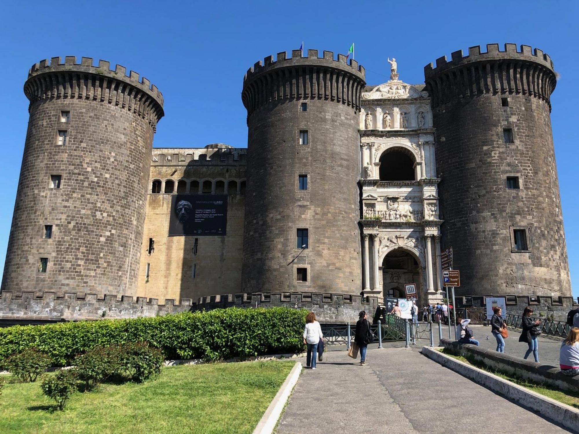 Toledostop Neapel Exteriör bild Castel Nuovo, Naples