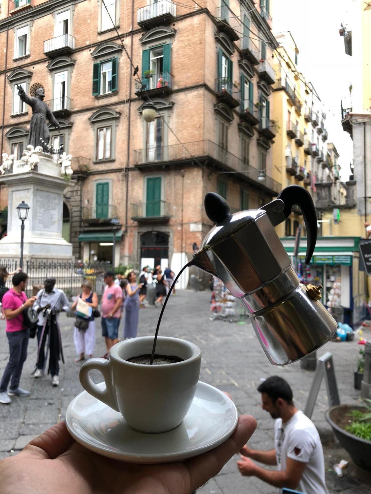 Toledostop Neapel Exteriör bild A coffee pot