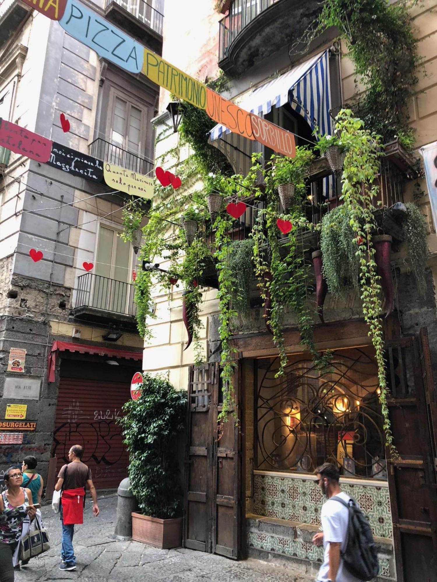 Toledostop Neapel Exteriör bild A restaurant in Barcelona