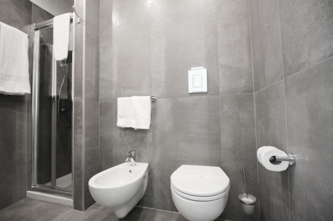 Toledostop Neapel Exteriör bild A modern bathroom with a bidet and toilet