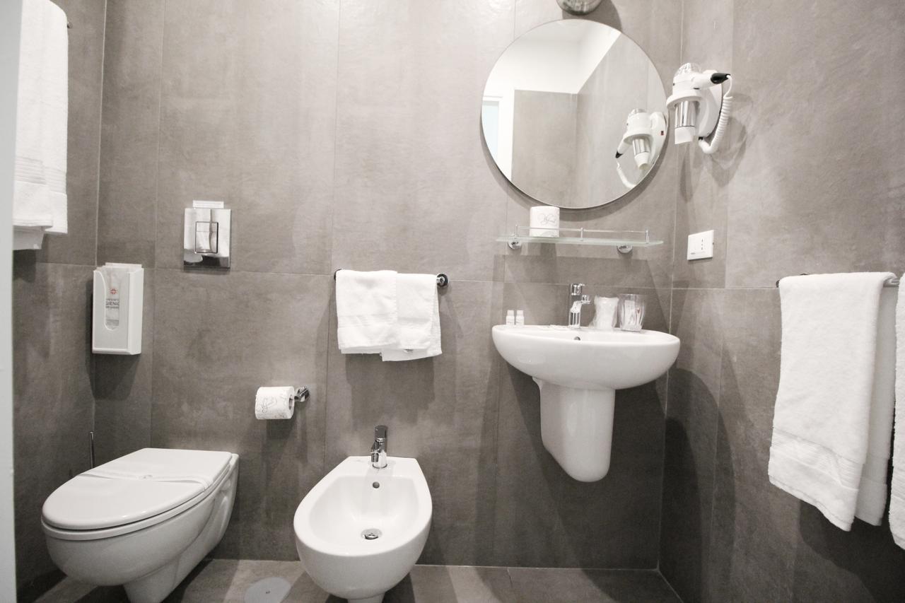 Toledostop Neapel Exteriör bild A bidet in a hotel bathroom